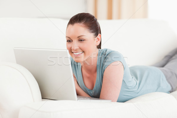 Vonzó nő megnyugtató laptop kanapé nappali arc Stock fotó © wavebreak_media