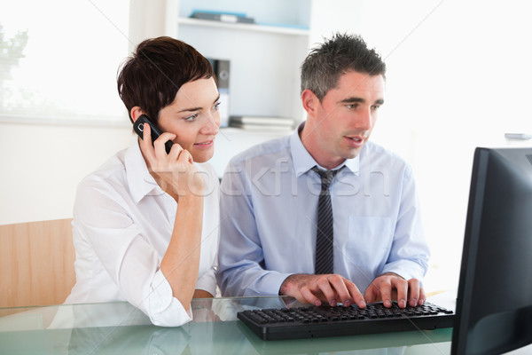 Sérieux femme collègue bureau ordinateur [[stock_photo]] © wavebreak_media