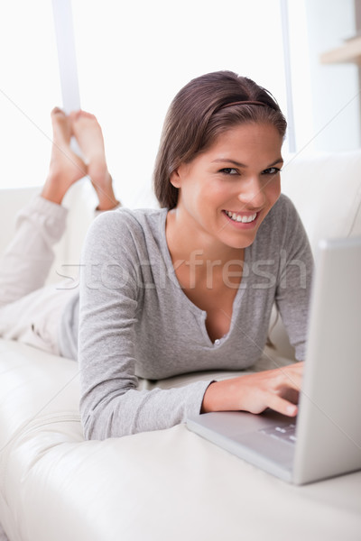 Foto stock: Sonriendo · cuaderno · sofá · Internet · portátil