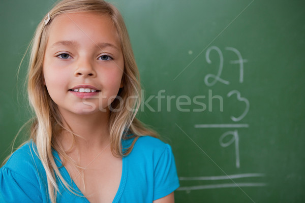 Weinig schoolmeisje poseren schoolbord school student Stockfoto © wavebreak_media