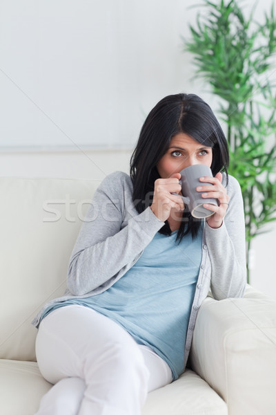 [[stock_photo]]: Femme · potable · gris · mug · salon · fenêtre