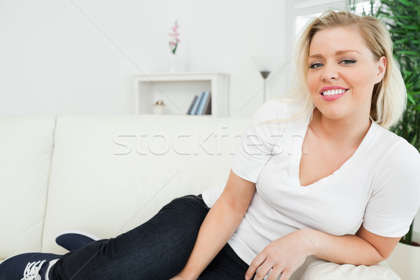 Toevallig vrouw voeten sofa woonkamer salon Stockfoto © wavebreak_media