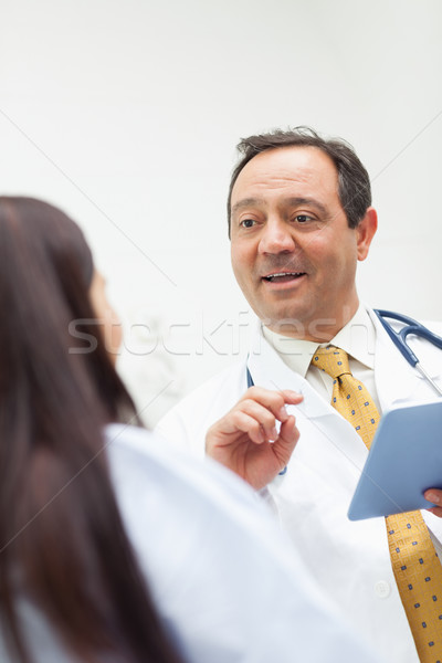 Uśmiechnięty lekarza mówić pacjenta tabletka Zdjęcia stock © wavebreak_media