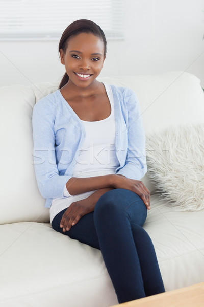 商业照片: 黑人妇女 · 坐在 · 沙发 · 客厅 · 快乐 · 黑色