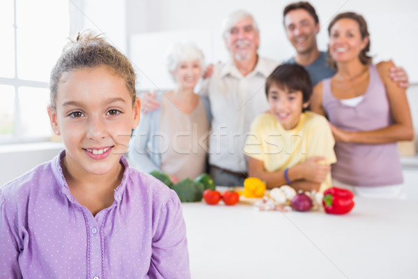 Foto stock: Joven · pie · encimera · de · la · cocina · familia · detrás