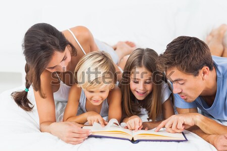 Foto stock: Familia · lectura · libro · cama · dormitorio · mujer