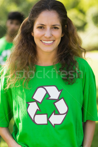 [[stock_photo]]: Femme · souriante · vert · recyclage · tshirt · parc