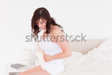 Stock foto: Verspielt · sexy · Brünette · kniend · Bett · posiert