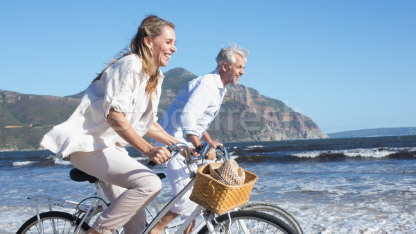 Foto d'archivio: Sorridere · Coppia · equitazione · bikes · spiaggia
