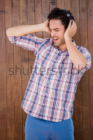 Foto stock: Joven · escuchar · música · sofá · casa · salón · hombre