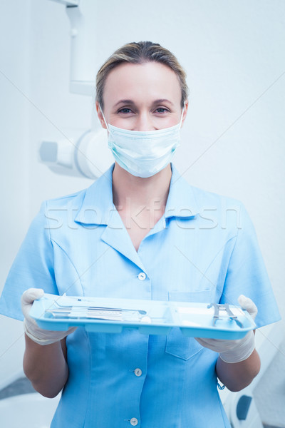 Foto d'archivio: Femminile · dentista · mascherina · chirurgica · vassoio · strumenti