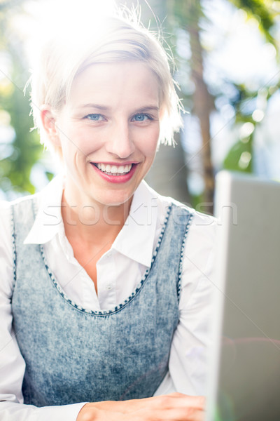 Joli femme blonde utilisant un ordinateur portable parc ordinateur été [[stock_photo]] © wavebreak_media