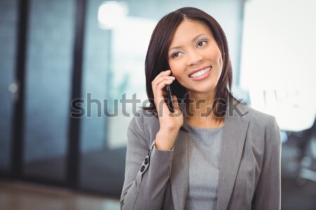 Imagine de stoc: Atractiv · femeie · de · afaceri · vorbesc · telefon · mobil · afaceri · birou