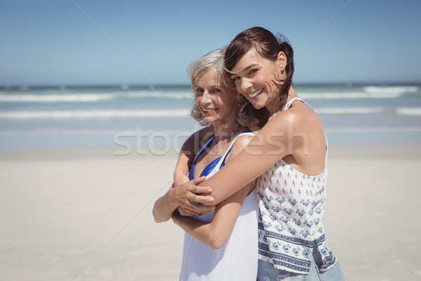 Retrato feliz mujer madre playa Foto stock © wavebreak_media