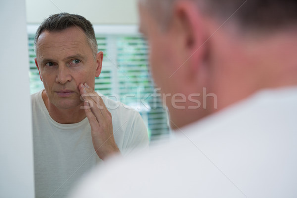 Mann schauen Gesicht Spiegel stehen Bad Stock foto © wavebreak_media