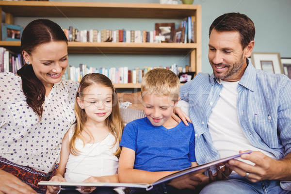 Stok fotoğraf: Aile · okuma · kitap · oturma · kanepe