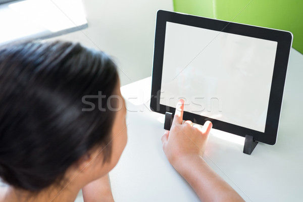Magasról fotózva kilátás lány digitális tabletta osztályterem Stock fotó © wavebreak_media