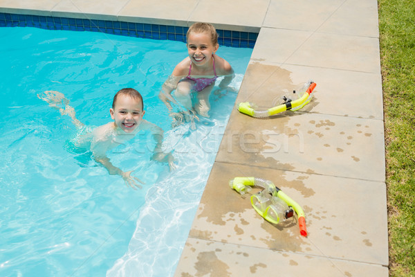 Lächelnd Junge Mädchen spielen Schwimmbad Porträt Stock foto © wavebreak_media