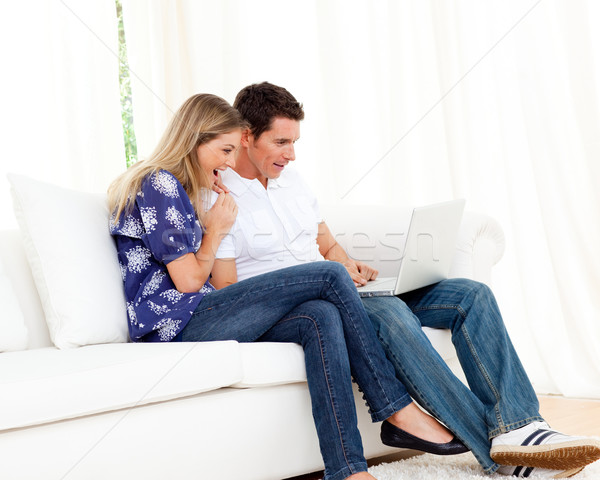 Cuplu folosind laptop şedinţei canapea acasă Imagine de stoc © wavebreak_media