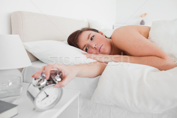 Herrlich Brünette weiblichen Uhr Bett Lächeln Stock foto © wavebreak_media