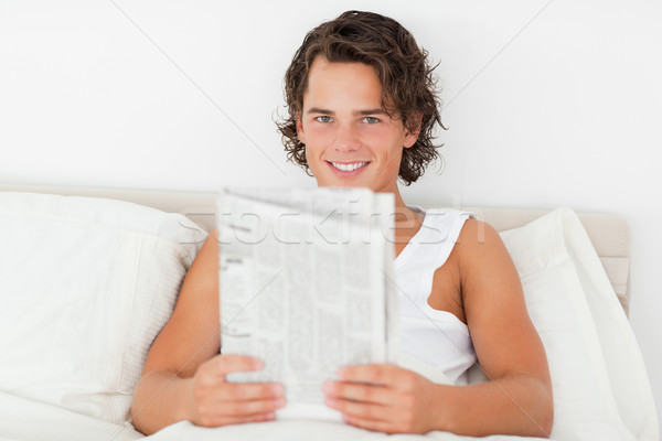 Młody człowiek gazety sypialni świetle biznesmen Zdjęcia stock © wavebreak_media