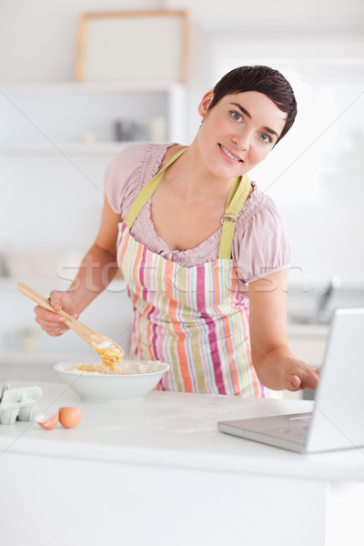 Stock foto: Lächelnde · Frau · schauen · Erhalt · Laptop · Küche · Brot