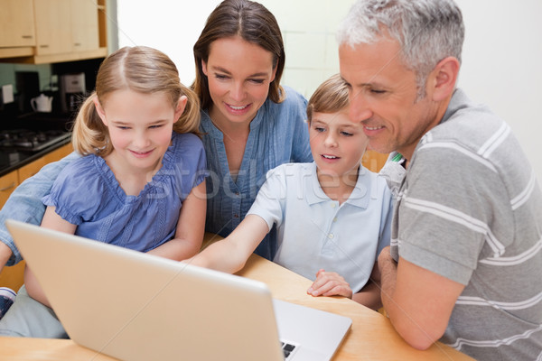 Aile defter mutfak ev gülümseme dizüstü bilgisayar Stok fotoğraf © wavebreak_media