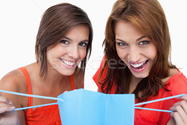 Tieners boodschappentas tonen glimlach achtergrond Stockfoto © wavebreak_media