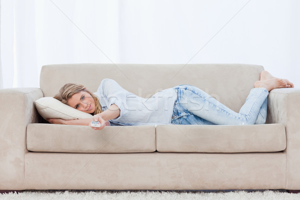 Сток-фото: женщину · диване · телевидение · пультом