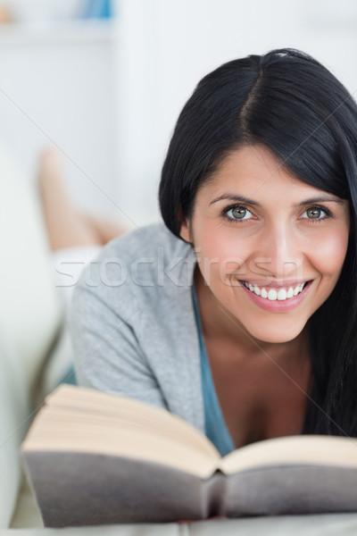 Stok fotoğraf: Gülümseyen · kadın · okuma · kitap · lies · kanepe · oturma · odası