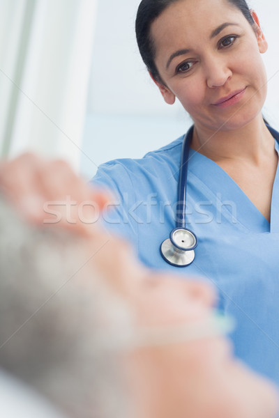 Sorridere infermiera guardando paziente ospedale stanza Foto d'archivio © wavebreak_media