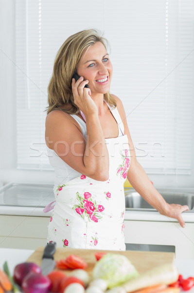 Nő dől mosdókagyló beszél mobiltelefon étel Stock fotó © wavebreak_media