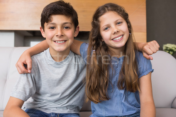 Porträt lächelnd wenig Geschwister Wohnzimmer Sitzung Stock foto © wavebreak_media