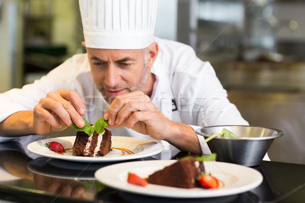 Stock foto: Konzentrierter · männlich · Gebäck · Küchenchef · Dessert · Küche