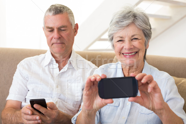 Stockfoto: Vergadering · bank · smartphones · home · woonkamer