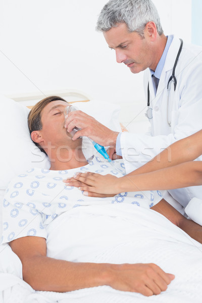 Médico máscara de oxigênio hospital mulher homem médico Foto stock © wavebreak_media