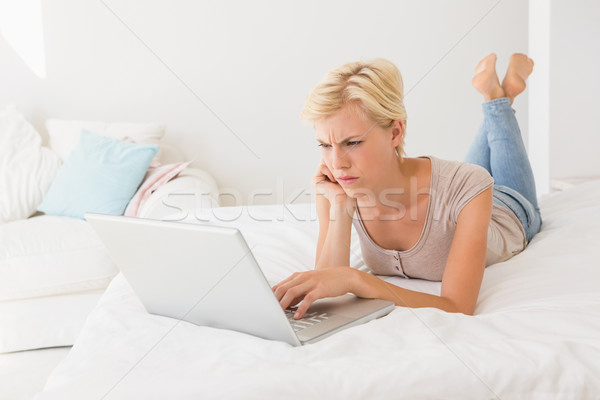 Ernst blonde Frau mit Laptop home Schlafzimmer Frau Stock foto © wavebreak_media