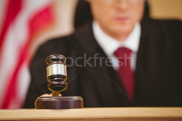 Serios judecător bubuitura ciocănel tribunal cameră Imagine de stoc © wavebreak_media