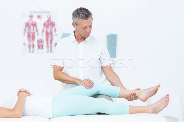 Pierna masaje paciente médicos oficina salud Foto stock © wavebreak_media