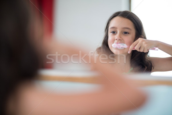 Stockfoto: Meisje · badkamer · home · kind · drinken