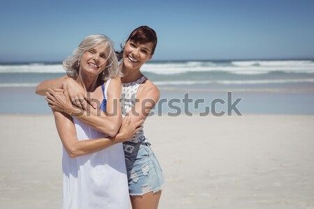 Portret mamă în picioare ţărm Imagine de stoc © wavebreak_media