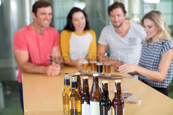 Bierflasche Freunde stehen bar Mann Stock foto © wavebreak_media