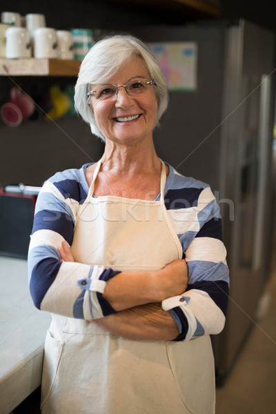 Supérieurs femme tablier permanent cuisine souriant [[stock_photo]] © wavebreak_media