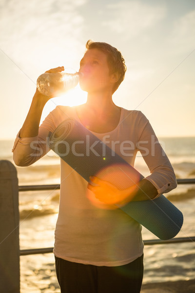 Sportos nő testmozgás ivóvíz promenád víz Stock fotó © wavebreak_media