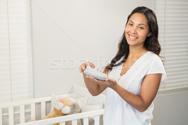Lächelnd Brünette halten Schlafzimmer home Stock foto © wavebreak_media