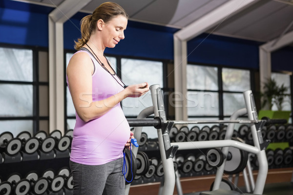 Femme enceinte regarder chronomètre gymnase femme fitness [[stock_photo]] © wavebreak_media