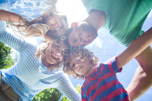 Glücklich Eltern Kinder stehen Mädchen Baum Stock foto © wavebreak_media