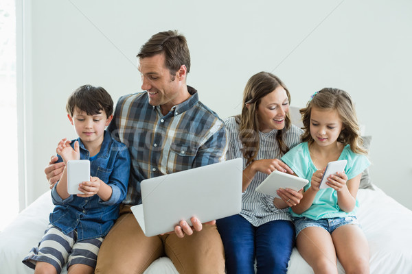 Stok fotoğraf: Gülen · aile · dizüstü · bilgisayar · kullanıyorsanız · dijital · tablet · cep · telefonu