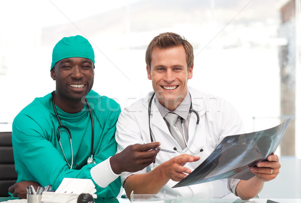 Kettő orvosok megvizsgál röntgen csoport kórház Stock fotó © wavebreak_media