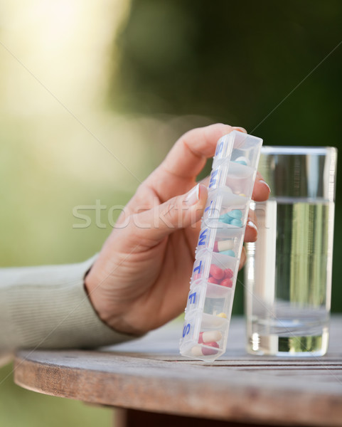 Foto stock: Mão · semanal · caixa · pílulas · médico